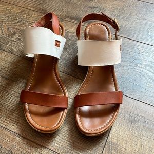 🛍️3/$20❗️A Gianetti Women’s size 8 brown and white sandal wedge shoes